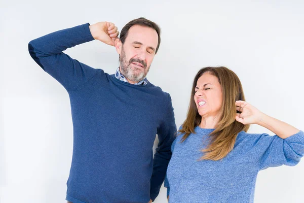 Beau Couple Âge Moyen Amoureux Sur Fond Isolé Étirant Dos — Photo