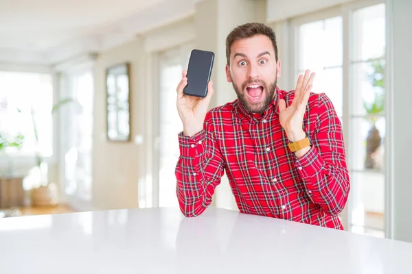 Hombre Guapo Mostrando Pantalla Del Teléfono Inteligente Muy Feliz Emocionado —  Fotos de Stock