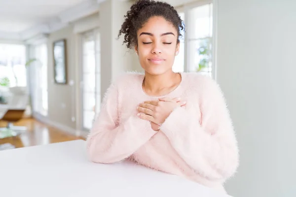 Hermosa Joven Afroamericana Con Pelo Afro Sonriendo Con Las Manos — Foto de Stock