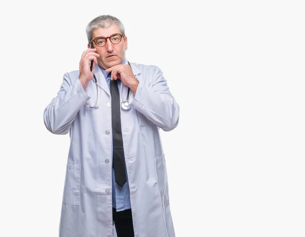 Schöner Oberarzt Mann Spricht Auf Smarpthone Über Isolierten Hintergrund Ernstes — Stockfoto