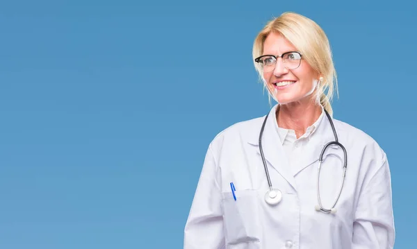 Blonde Ärztin Mittleren Alters Mit Isoliertem Hintergrund Die Mit Einem — Stockfoto