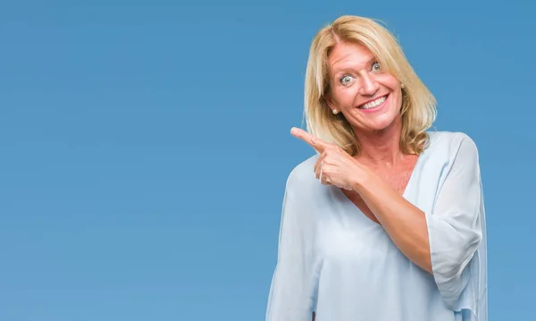 Blonde Geschäftsfrau Mittleren Alters Über Isoliertem Hintergrund Fröhlich Mit Einem — Stockfoto
