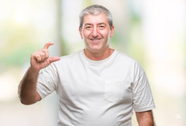 Üst düzey yakışıklı izole arka plan gülümseyen ve süre seyir ve kamera boyutu işaret parmaklarıyla yapıyor el ile kendinden emin eller üzerinde. Ölçü kavramı.