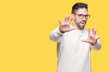 Şokta bağırarak korkuyor ve dehşet korku ifade dur hareketi el ile ile izole arka plan üzerinde gözlük takan yakışıklı delikanlı. Panik kavramı.