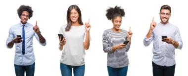 Kolaj insanlar manifatura gönderen iletinin üzerinde smartphone kullanarak arka plan ile bir fikir ya da gülen yüz, bir numara ile parmak işaret soru sürpriz izole