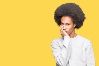 Sportif kazak düşünme seyir giyen afro saçlı genç Afro-Amerikan adam yorgun ve sıkılmış çapraz silah depresyon sorunları ile.