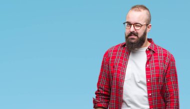 Seksi bir ifadeyle, neşeli ve mutlu yüzünü kameraya bakarak göz kırpıyor izole arka plan üzerinde gözlük takan Genç beyaz hipster adam.