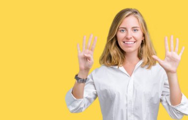 Güzel genç iş kadını gösterilen ve parmakları ile işaret izole arka plan üzerinde numara 9 kendinden emin ve mutlu gülümseyerek süre.