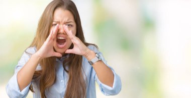 Eller izole arka plan yüksek sesle ile kızgın bağırarak üzerinde genç güzel esmer iş kadın ağzına