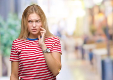 Diş ağrısı veya dişlerde dişlerle ilgili hastalık nedeniyle ağız acı ifadesi ile el ile dokunmak izole arka plan üzerinde beyaz kadın. Diş hekimi kavramı.