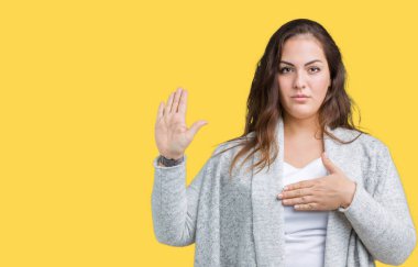 Artı boyutu genç kadın güzel kış ceket üzerinde izole arka plan göğüs ve bir sadakat sözü yemin yapma avuç, el ile küfür