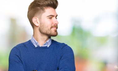 İkna ve kendine güvenen tarafına silahlarla seyir gülümseyen genç yakışıklı bussines adam geçti