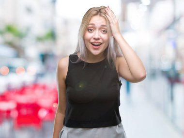 Sarışın genç kadın izole arka kafasına hata için el ile sürpriz üzerinde hata hatırlıyorum. Unuttum, kötü bellek kavramı.