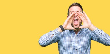 Kızgın ile yüksek sesle bağırarak mavi gözlü yakışıklı iş adamı ağzına eller