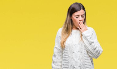 Genç güzel kadın rahat beyaz kazak izole arka plan üzerinde esneme yorgun kapsayan ağız el ile sıkılmış. Restless ve uyku hali.