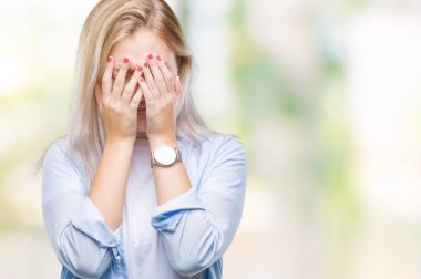 Genç Sarışın kadın ağlayarak süre elleriyle yüzünü kapsayan üzgün ifade ile izole arka plan yüzünden. Depresyon kavramı.