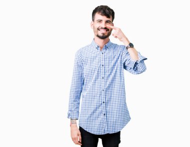 Genç yakışıklı iş adamı izole üzerinde arka plan işaretçi el parmak yüz ve burun, neşeli gülümseyen
