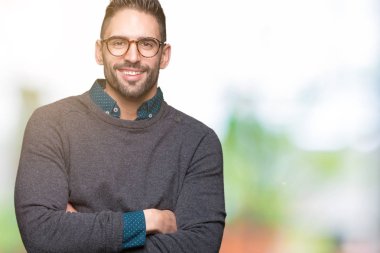 Yakışıklı delikanlı üzerinde gözlük takan mutlu yüz ile gülümseyerek kameraya seyir silah geçti arka plan izole. Olumlu bir kişi.