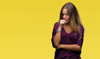 Genç güzel sarışın zarif kadın hasta ve soğuk veya bronşit için semptom olarak öksürük duygu izole arka plan üzerinde. Sağlık kavramı.