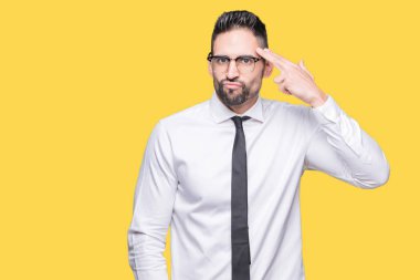 Genç yakışıklı iş adam gözlük izole üzerinde çekim ve öldürmek kendini el ve parmaklara baş, intihar jest işaret arka plan.