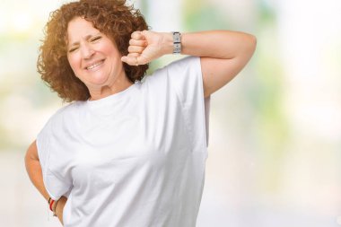 Geri, germe izole arka plan üzerinde beyaz t-shirt giyen güzel orta ager üst düzey kadın yorgun ve rahat, Uykulu ve erken sabah esneme