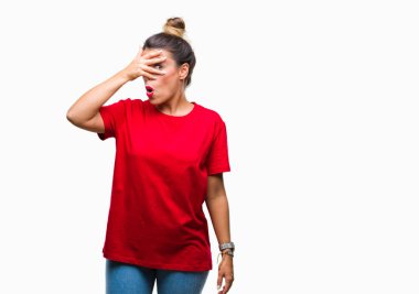 Mahcup ifadeyle parmaklarımın arasından seyir izole arka yüz ve gözler el ile kapsayan şok bakmak genç güzel kadın.