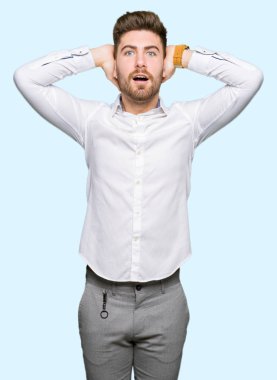 Genç yakışıklı iş deli adam ve baş, korkuyor ve açık ağzı ile şok sürpriz elleriyle korkuttu