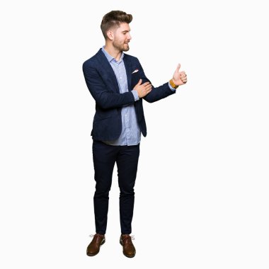 Yanına bir jest yapıyorsun gülümseyen genç yakışıklı bussines adam gurur, bakan yaşasın