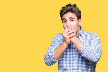 Genç yakışıklı iş adamı izole arka plan ağız hata için elleriyle kapsayan şok içinde. Gizli kavramı.