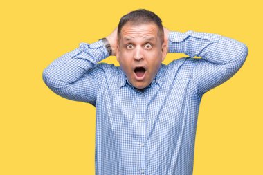 Kafasına, korkmuş ve şaşırmış şok açık ağız ile orta Arap iş adamı üzerinde arka plan deli izole ve ile korkuttu yaş eller