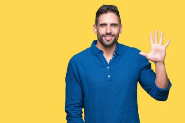 Yakışıklı delikanlı gösterilen ve parmakları ile işaret izole arka plan üzerinde beş kendinden emin ve mutlu gülümseyerek iken numara.
