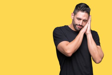 Yakışıklı delikanlı uyku yorgun hayal ve ellerle birlikte poz ile kapalı gözler gülümseyen izole arka plan üzerinde.
