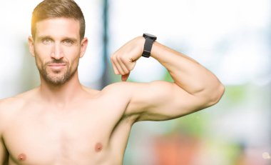 Gömleksiz yakışıklı çıplak göğüs güçlü kişi gösteren kol kas, kendinden emin ve güç gurur gösterilen