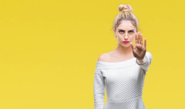 Genç güzel sarışın ve mavi gözlü kadın elin avuç durağı şarkı yapıyor izole arka plan yüzünden. Negatif ve ciddi bir jest yüz ifadesiyle uyarı.