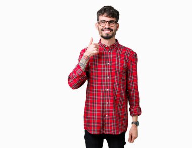 Hareketi el ile mutlu yaşasın yapıyor izole arka plan üzerinde gözlük takan yakışıklı delikanlı. Başarı gösteren kameraya bakarak ifade onaylama.