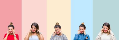 Genç güzel kadın parmakları ile yüksek sesle müzik gürültü rahatsız ifade kulaklarıyla kapsayan renkli vintage çizgili izole arka plan yüzünden kolaj. Sağır kavramı.