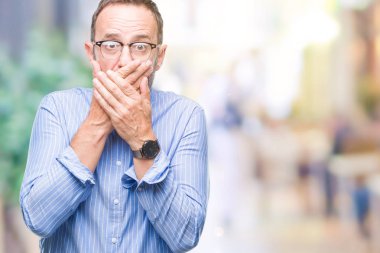 Orta yaş ağarmış komuta sizde üzerinde gözlük takan arka plan ağız hata için elleriyle kapsayan şok izole. Gizli kavramı.