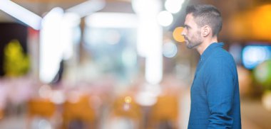 Yakışıklı delikanlı izole arka tarafına, seyir üzerinde dinlenmek doğal yüz emin gülümseme ile pozuyla profili.