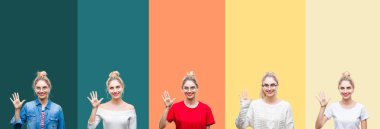 Kolaj gösterilen ve parmakları ile işaret eden oktan yukarı canlı renkli vintage çizgili izole arka plan üzerinde genç güzel sarışın kadının kendinden emin ve mutlu gülümseyerek süre beş numara.