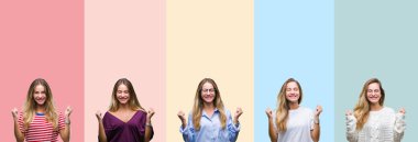 Kolaj renkli çizgili izole arka plan başarı ile silah için heyecanlı güzel genç kadın bir zafer kutluyor gülümseyen kaldırdı. Kazanan kavramı.