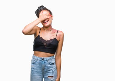 Genç gülümseyen ve gözler için sürpriz kapsayan yüz el ile gülüyor izole arka plan üzerinde pigmentasyon leke Doğum işareti ile Afrikalı-Amerikalı saç örgülü. Kör kavramı.