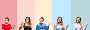 Genç güzel kadın mutlu yüz zafer işareti yaparken kameraya göz kırpıyor ile gülümseyen izole renkli çizgili arka plan yüzünden kolaj. İki numaralı.