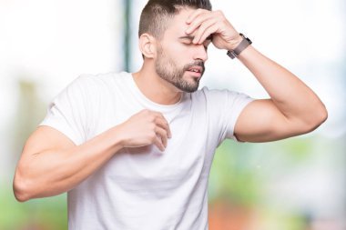 Yakışıklı adam arka plan açık havada dokunmadan üzerinde beyaz t-shirt giyen hastalık ve ateş, grip ve soğuk, virüs hasta için alın