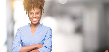 Güzel genç Afro-Amerikan iş kadın izole arka plan mutlu yüz çapraz silah kameraya bakarak ile gülümseyen yüzünden. Olumlu bir kişi.
