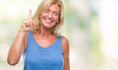 Orta yaş sarışın kadın başarılı fikirle parmağı yukarıyı izole arka plan yüzünden. Çıktıktan ve mutlu. Bir numara.