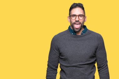 Genç yakışıklı adam gözlük dilini izole arka plan üzerinde mutlu komik ifade ile dışarı. Duygu kavramı.