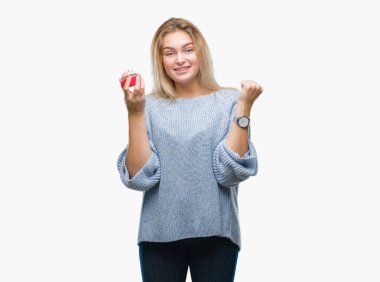 Duygu tezahürat genç kafkas kadın gurur çığlık ve zafer ve başarı çok heyecanlı, kutluyor izole arka plan üzerinde tatlı kek yeme