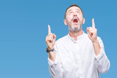 Orta yaş ağarmış komuta sizde izole arka plan üzerinden hayran ve yukarıya bakıp parmakları ile işaret şaşırttı ve silah kaldırdı.