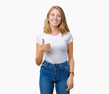 Hareketi el ile mutlu Yaşasın yapıyor izole arka plan üzerinde rahat beyaz t-shirt giyen güzel ve genç birbayan. Başarı gösteren kameraya bakarak ifade onaylama.