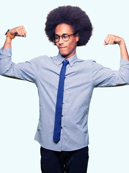 アフロ髪眼鏡笑顔誇りに腕の筋肉を示す若いアフリカ系アメリカ人ビジネスマンフィットネスの概念 — ストック写真